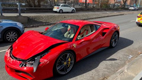 Hombre compra Ferrari de 6 MDP y choca a 3 km de la agencia