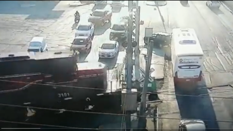 VIDEO: Tren embiste a camión con 35 pasajeros a bordo