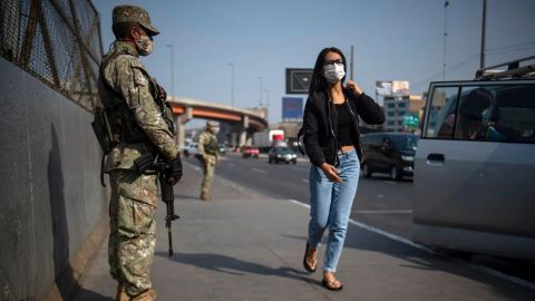 Perú amanece bajo toque de queda ante protestas por precios de combustibles