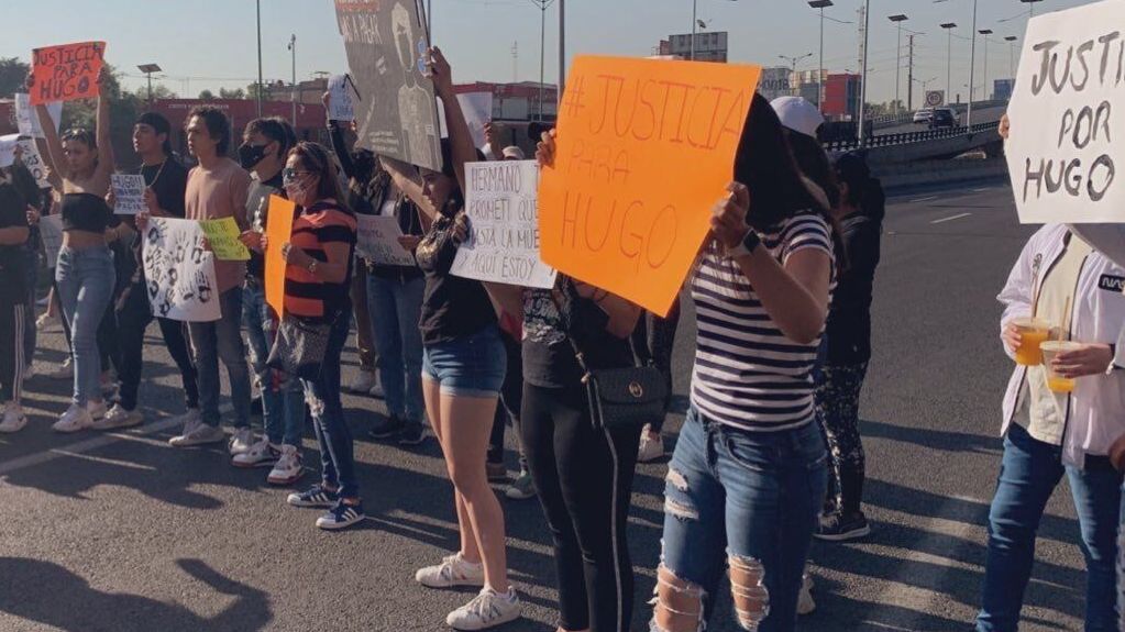 Madre pide justicia de rodillas por asesinato de su hijo en fiesta ...