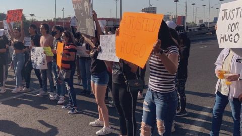 Madre pide justicia de rodillas por asesinato de su hijo en fiesta clandestina