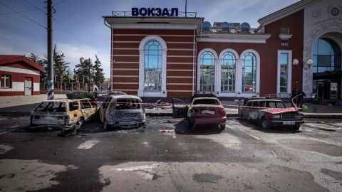 Reportan 50 muertos, incluidos 5 niños, en ataque a estación de tren en Ucrania