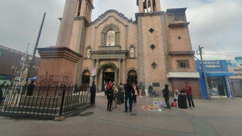 Llegan decenas de feligreses acuden a la Catedral de Tijuana