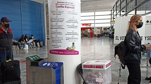 Viajeros votan en Aeropuerto de Tijuana