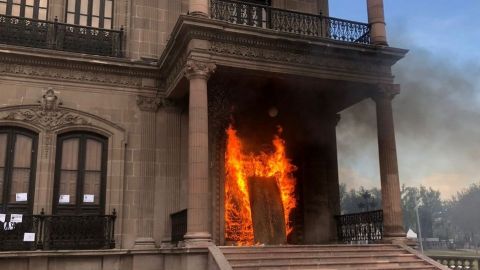 Incendian puerta de Palacio de Gobierno tras protesta por desaparecidos