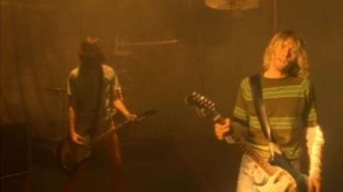 Guitarra azul de Kurt Cobain en video de 'Smells Like Teen Spirit', se subastará