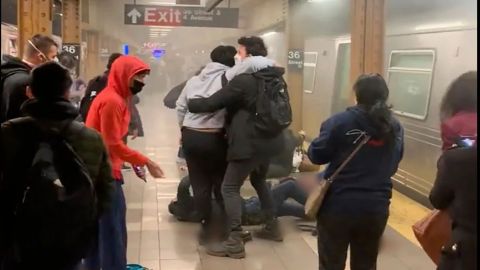 ''Están luchando por sus vidas'': 5 heridos graves por tiroteo en metro New York