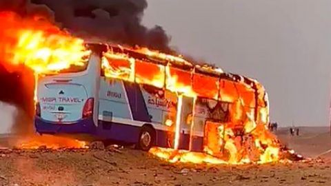 Mueren 10 personas durante choque de autobús turístico; se prendió en llamas