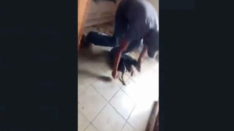 Exhiben en video a sujeto asfixiando con una manguera a un cachorro en Puebla