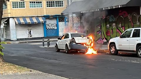 ¡Por no pagar el golpe! Sujetos le prenden fuego a auto tras choque