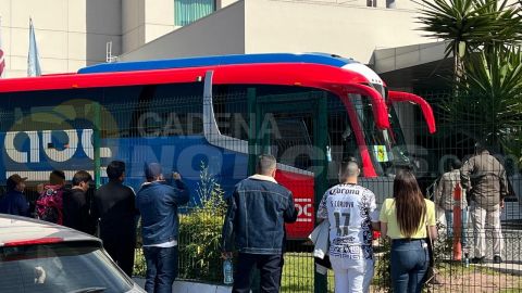 Aficionados del America esperan jugadores fuera de hotel en Tijuana
