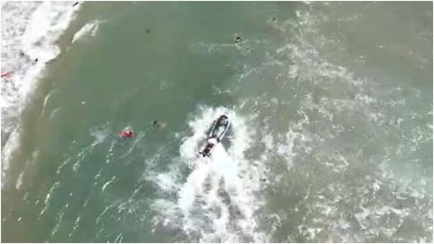 VIDEO: Así fue el rescate de tres personas que fueron arrastradas por el mar