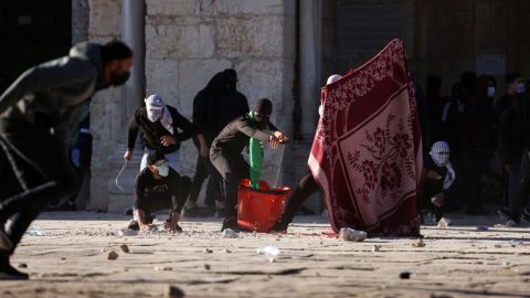 Policía israelí y palestinos se enfrentan en Jerusalén, reportan 152 heridos