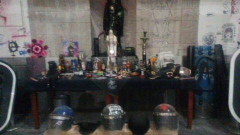 Altares a la Santa Muerte y cascos de policías, lo encontrado en casa de CNDH