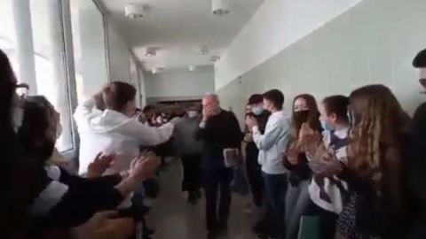 Decenas de alumnos despiden con porras a profesor jubilado y se hace viral