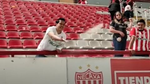 Aficionado de Necaxa deja cenizas de su padre en el Estadio Victoria