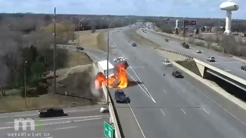 VIDEO: Fuerte choque en autopista termina con un camión en llamas