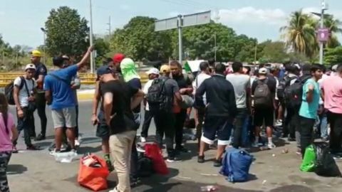 Migrantes bloquean carretera para exigir obtención de visas humanitarias