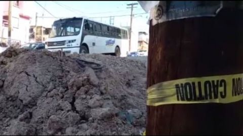Vecinos piden a las autoridades de la CESPT retiren sus escombros de la calle