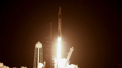 SpaceX, de Musk, envía cuatro astronautas a la estación espacial