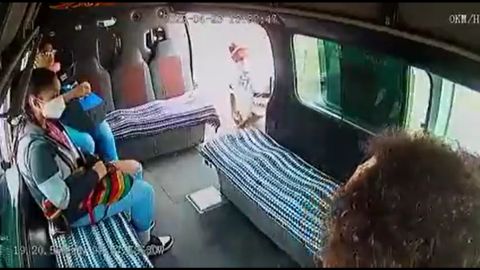 VIDEO: Ladrón descubre que pasajero entregó 'celular fake' y amenaza con matarlo