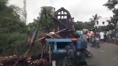 Camión pasa por encima de cable y mata a 11 personas
