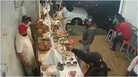 VIDEO: Asaltan taquería, reparten golpes y amenazan a clientes
