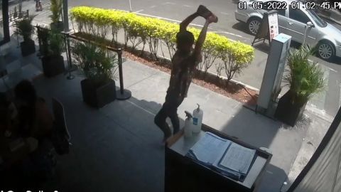 VIDEO: Hombre golpea con un tabique a joven dentro de restaurante en la Roma