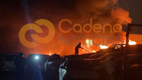 VIDEO: Más de 30 vehículos en llamas en Yonke de Tijuana