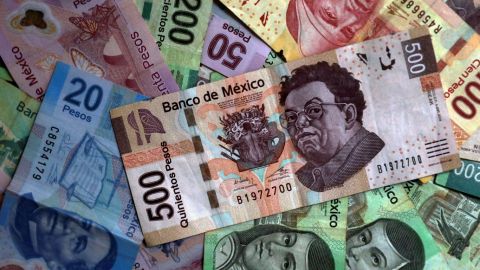 Peso mexicano avanza, bolsa cae a menor nivel desde febrero