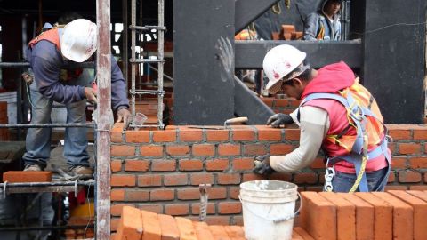 Trabajadores de la construcción adoptan el 3 de mayo como el Día del Albañil