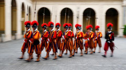 El Vaticano se prepara ante posibilidad de que haya mujeres en la Guardia Suiza