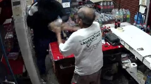 VIDEO: Ladrón arroja contra el suelo a adulto mayor para asaltar tienda