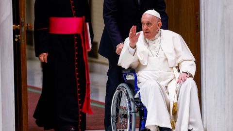 Papa usa silla de ruedas en público por primera vez tras dolor de rodilla