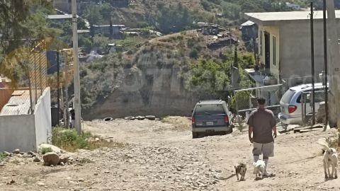 Vecinos de la colonia Nuevo Milenio en Tijuana sin poder transitar en su colonia