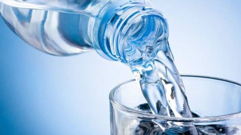 Por esta razón no debes beber dos litros de agua al día, según estudio
