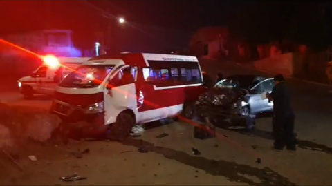 Tres vehículos colisionan y provocan fuerte accidente; hay heridos