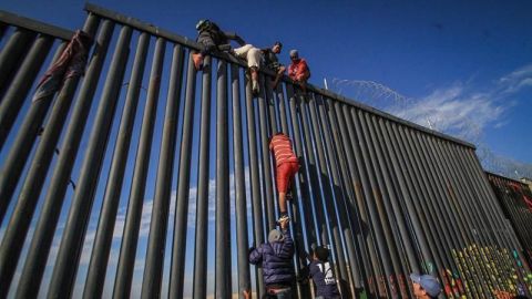 Muere migrante tras saltar muro a Estados Unidos; cinco más están hospitalizados