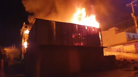 Fuerte incendio en Tijuana; llamas alcanzaron cables del alumbrado
