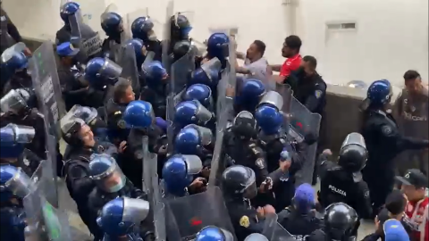 Aficionados del Necaxa y policías protagonizaron batalla campal en estadio