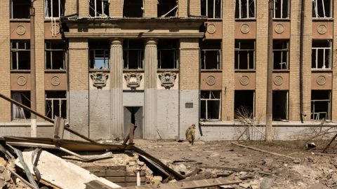 Ataque ruso a una escuela en Ucrania causa la muerte de unas 60 personas
