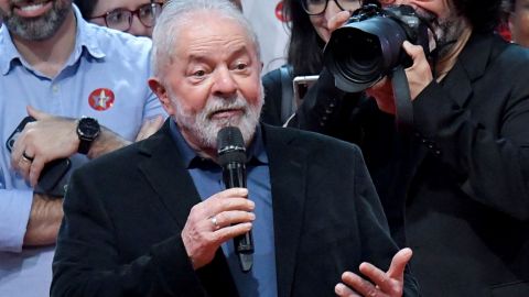 Lula sigue aventajando a Bolsonaro en reñida carrera electoral en Brasil: sondeo