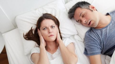 7 tips para combatir los ronquidos de tu pareja que no te dejan dormir