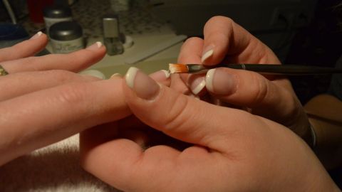 Irán prohíbe a mujeres aplicarse extensiones, uñas acrílicas y depilarse