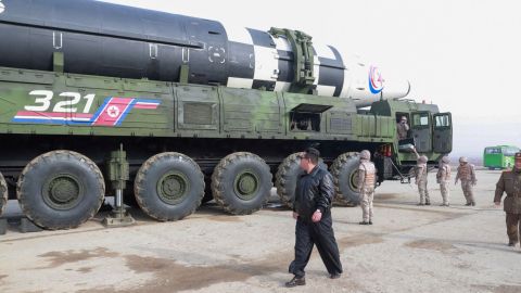 Corea del Norte con emergencia por brote de COVID, lanza tres misiles balísticos