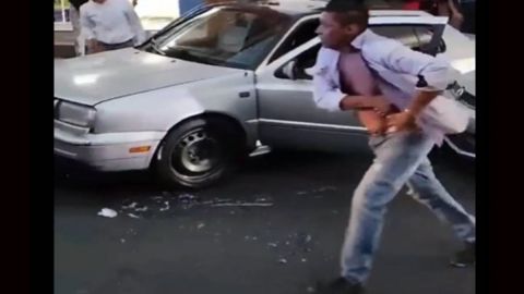 VIDEO: Hombre choca auto y amenaza a conductor con una pistola en Xochimilco