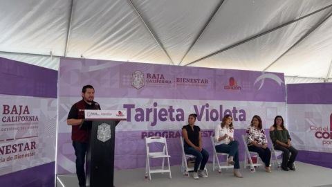Gobernadora de BC entrega "Tarjeta Violeta" en Mexicali