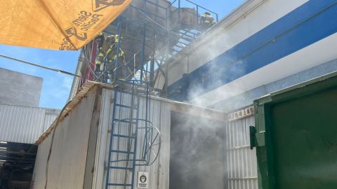 Bomberos atiende incendio de un contenedor en empresa de Tijuana