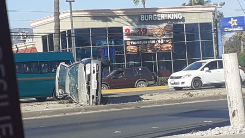 VIDEO: Vehículo queda volcado frente a plaza comercial