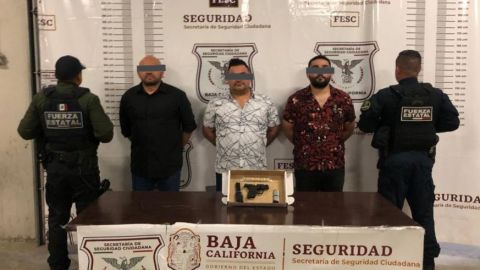 Detienen a tres en posesión de arma; uno de ellos pertenece a grupo delictivo